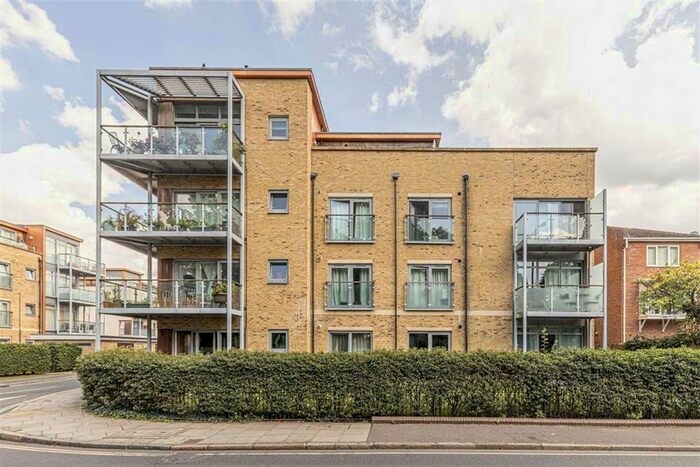 2 Bedroom Flat To Rent In Southcott Road, Teddington, TW11