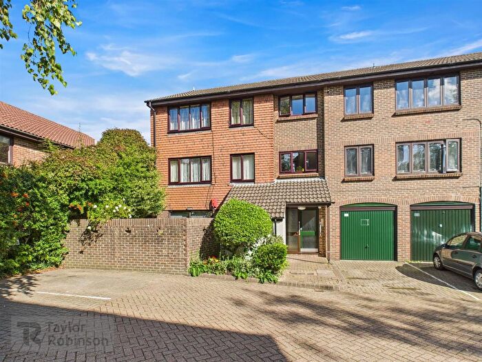 2 Bedroom Flat For Sale In West Green, Crawley, RH10