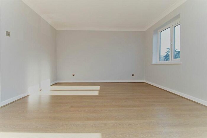 1 Bedroom Flat To Rent In Queen Alexandra Road, High Wycombe, HP11