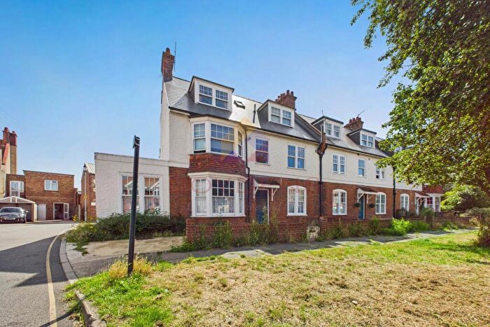 1 Bedroom Flat For Sale In Collingwood Court, Frinton On Sea, CO13