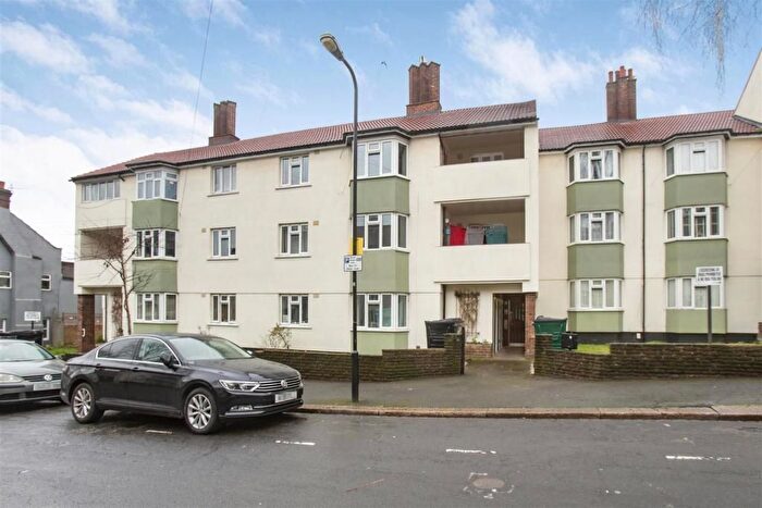 2 Bedroom Flat To Rent In Brookfield Avenue, London, E17