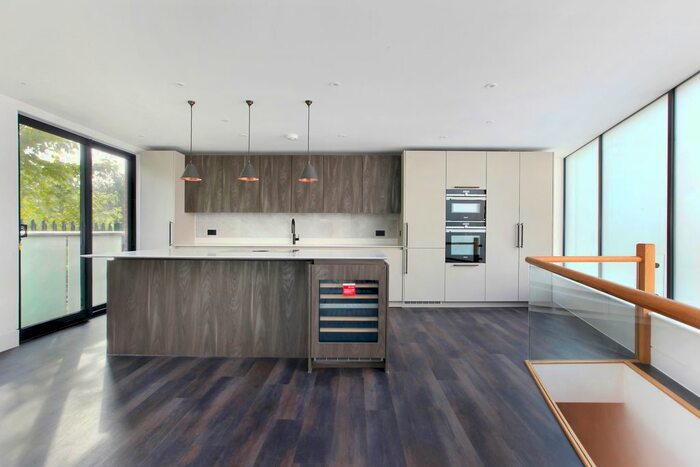 3 Bedroom Flat To Rent In Edgeley Road, Clapham, SW4