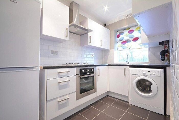 2 Bedroom Flat To Rent In New Park Road, London, SW2