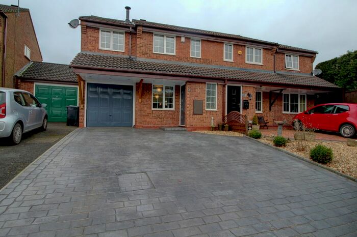 3 Bedroom Semi-Detached House For Sale In Swynnerton Drive, Essington, Wolverhampton, WV11