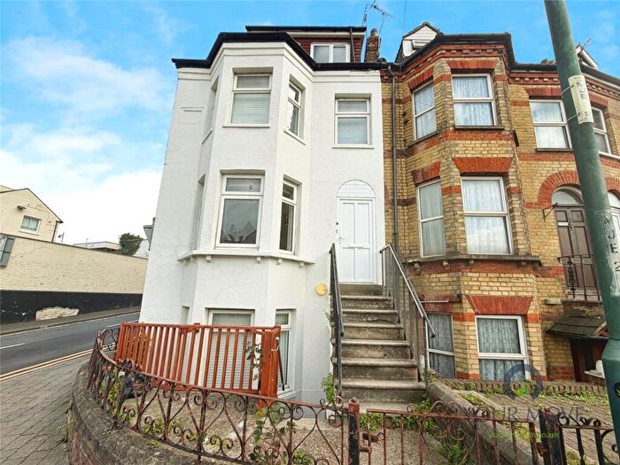 Flat To Rent In Maidstone Road, Chatham, Kent, ME4