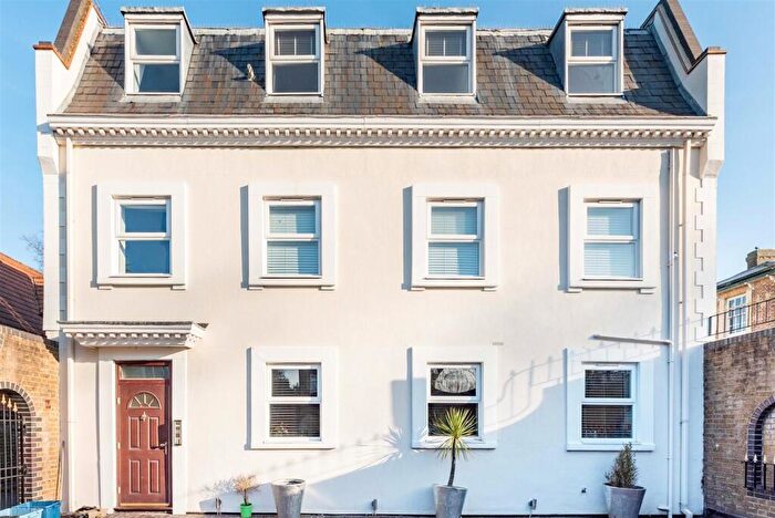 2 Bedroom Flat To Rent In The Rise, Wanstead, E11