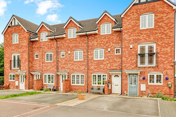 4 Bedroom Town House For Sale In Malthouse Court, Liversedge, WF15