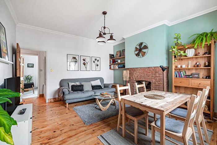 2 Bedroom Flat To Rent In Burnt Ash Hill, London, SE12