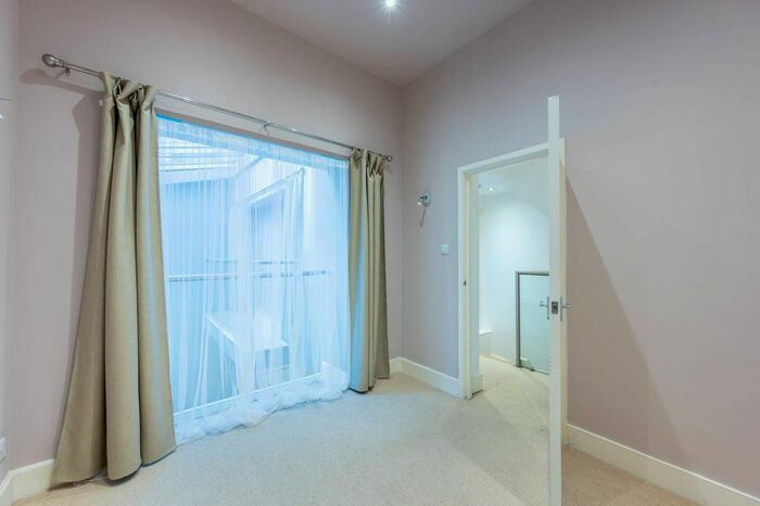 2 Bedroom Maisonette To Rent In Powis Terrace, Notting Hill, London, W11