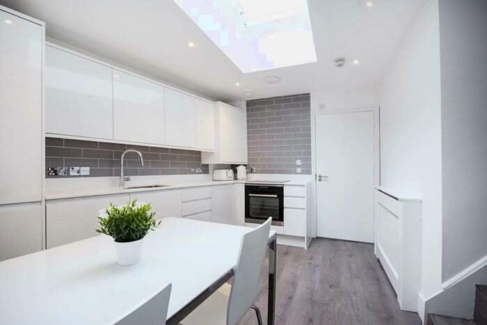 1 Bedroom Flat To Rent In Navarino Road, Hackney, London, E8
