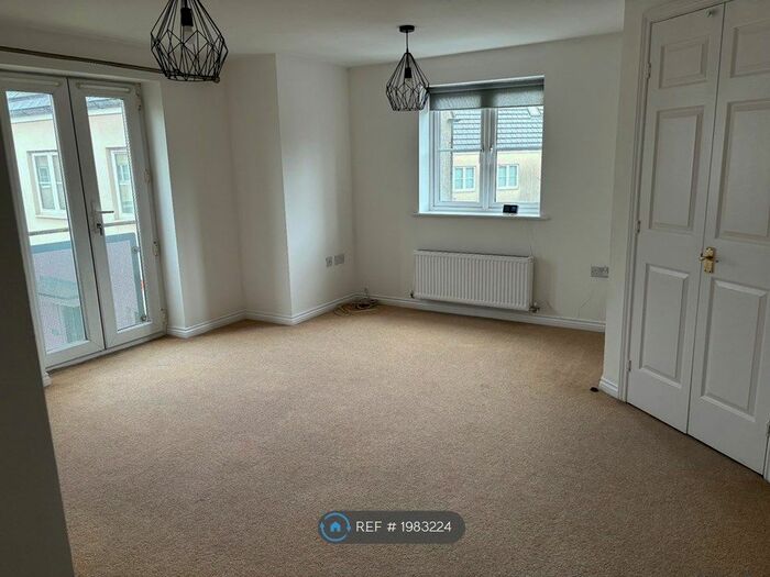 2 Bedroom Flat To Rent In College Way, Bristol, BS34