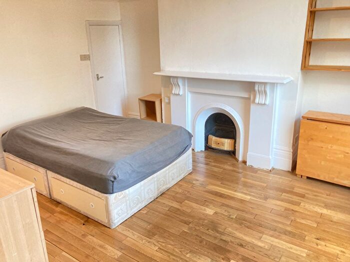 Studio To Rent In Very Near Grange Park Area, Ealing Broadway South, W5