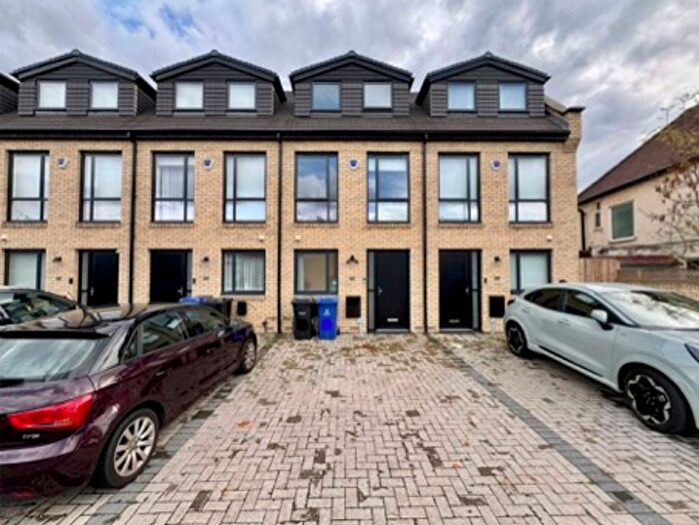 4 Bedroom Town House For Sale In Bacon Lane, Edgware, HA8