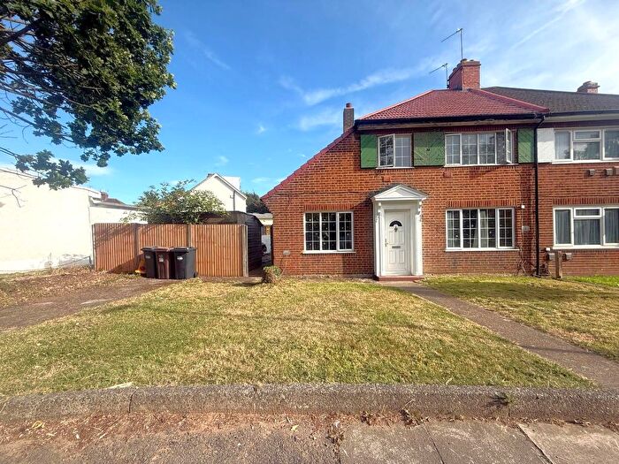 3 Bedroom Semi Detached House To Rent In Great West Road, Hounslow, TW5