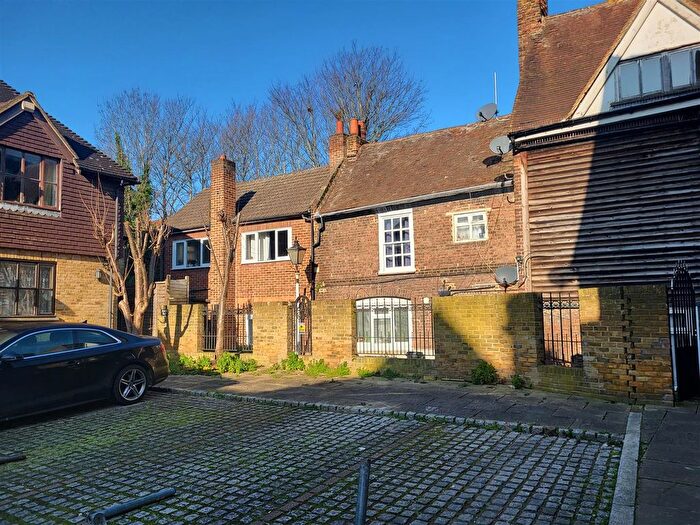 1 Bedroom Flat To Rent In High Street, Rochester, ME1