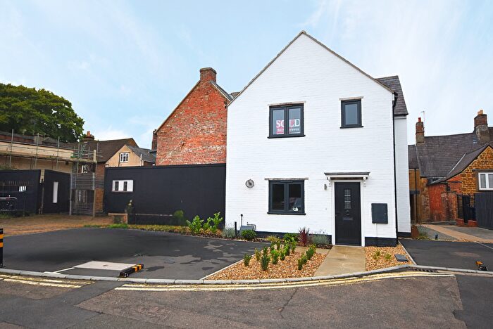 2 Bedroom Maisonette To Rent In Bolton Road, Banbury, OX16