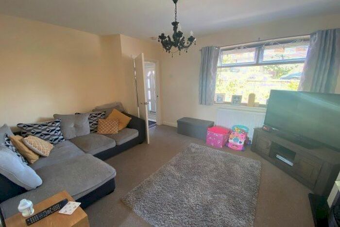 2 Bedroom Town House To Rent In Hollingwood, Chesterfield, S43