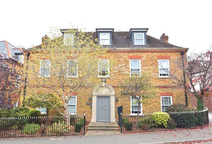 1 Bedroom Flat For Sale In Baker Street, Weybridge, KT13