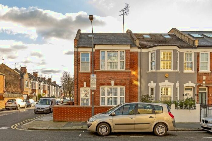 2 Bedroom Flat To Rent In Halford Road, London, SW6
