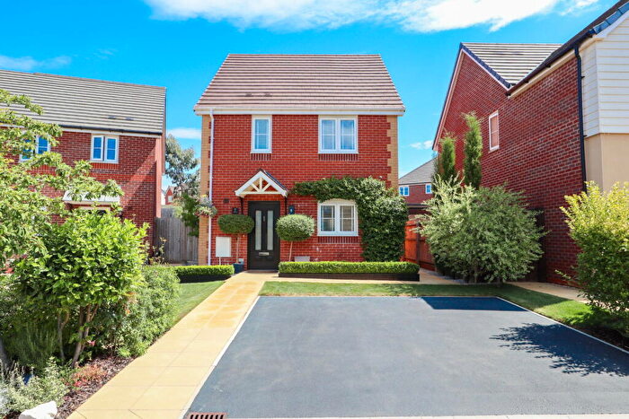 3 Bedroom Detached House For Sale In Hawthorn Close, Calne, SN11