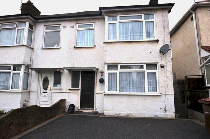 3 Bedroom End Of Terrace House To Rent In Grovelands Way, Grays, RM17