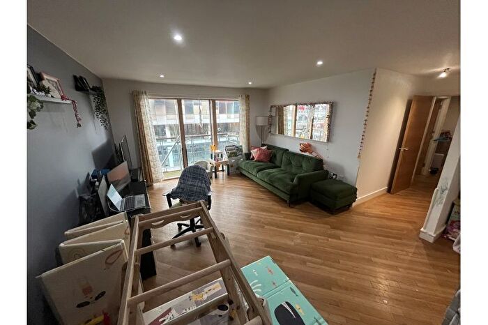 1 Bedroom Flat For Sale In Waterfront Walk, City Centre, Birmingham, B1