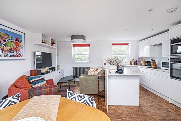 2 Bedroom Flat To Rent In Nevill Road, Stoke Newington, London, N16