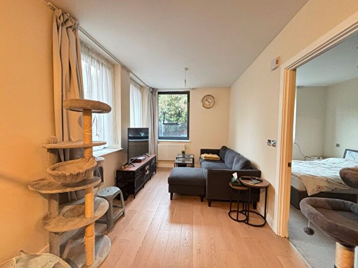 1 Bedroom Flat To Rent In Aldenham Road, Bushey, WD23