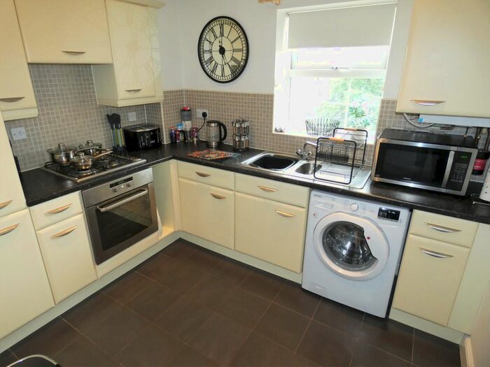 2 Bedroom Flat To Rent In Fenton Hall Close, Fenton, Stoke-On-Trent, ST4