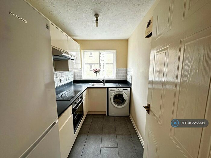 2 Bedroom Flat To Rent In Rossetti Road, London, SE16