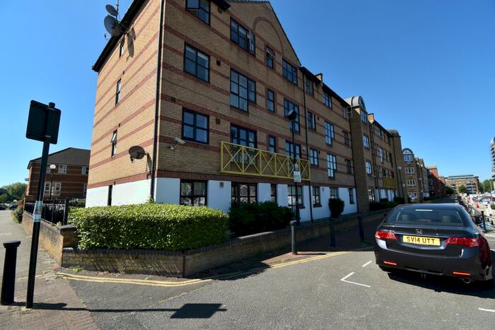 2 Bedroom Flat To Rent In Flat B, Windsock Close, SE16