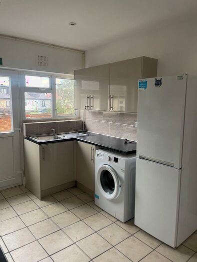 3 Bedroom Flat To Rent In Upminster Road South, Rainham, RM13