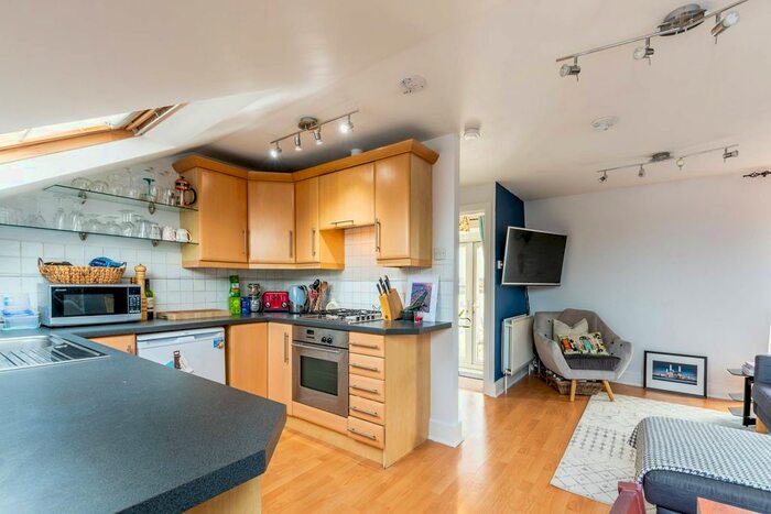 3 Bedroom Maisonette To Rent In Garratt Lane, Earlsfield, London, SW18