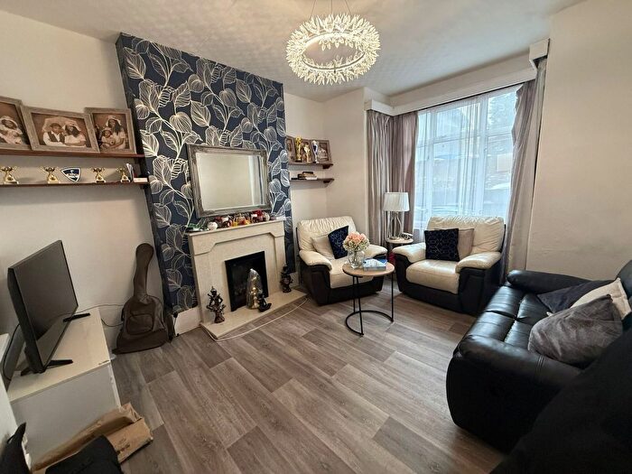 4 Bedroom Semi-Detached House To Rent In Wiggenhall Road, Watford, WD18