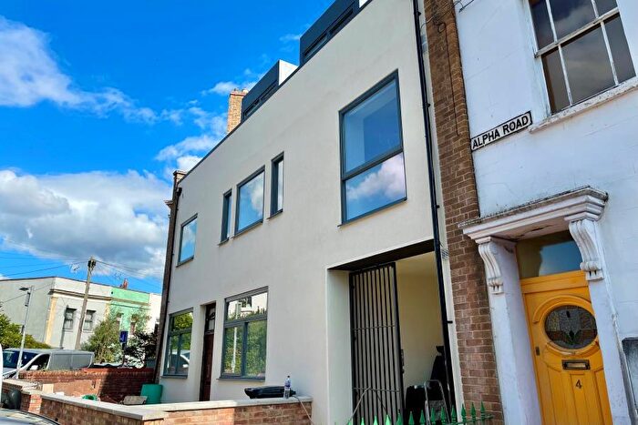 3 Bedroom Flat To Rent In Alpha Road - Southville, BS3