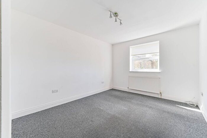 2 Bedroom Flat To Rent In Central Hill, Crystal Palace, London, SE19
