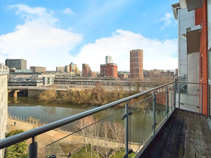 2 Bedroom Flat To Rent In Whitehall Quay, Leeds, West Yorkshire, LS1