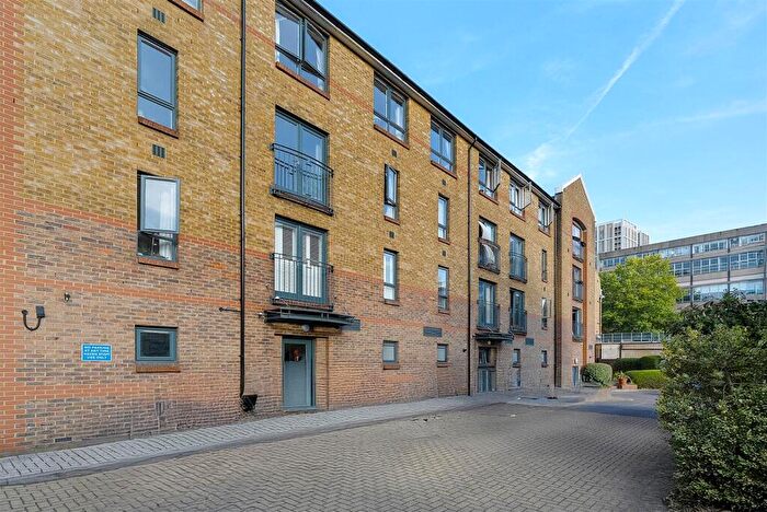 2 Bedroom Flat For Sale In Kempton Court, Durward Street, London, E1