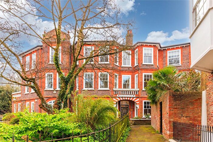 2 Bedroom Property To Rent In Pond Square, London, N6