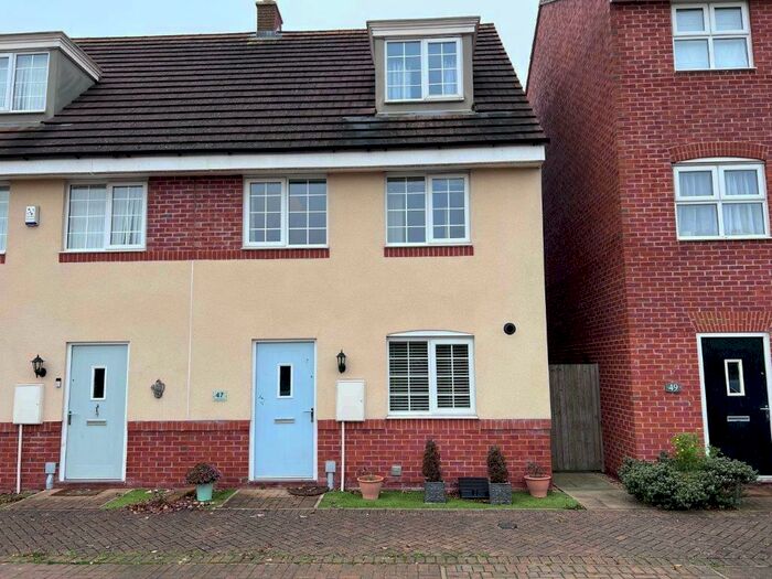 4 Bedroom Semi-Detached House To Rent In Sansome Drive, Hinckley, LE10