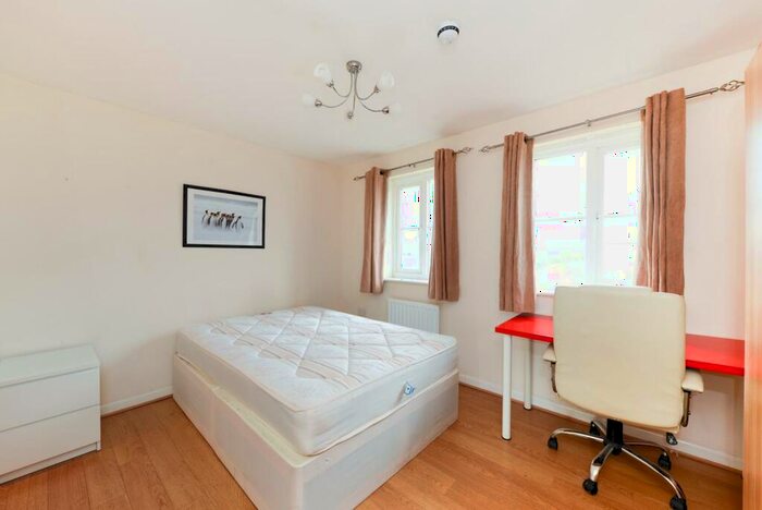 5 Bedroom Town House For Sale In Cunningham Street, Hatfield, AL10