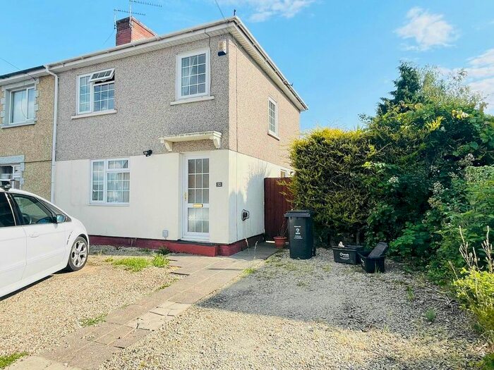 3 Bedroom Semi-Detached House To Rent In Chestnut Avenue, Swindon, SN2