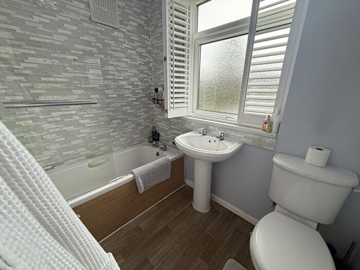 3 Bedroom Semi-detached House For Sale In Cranbourne Road, Patchway, BS34