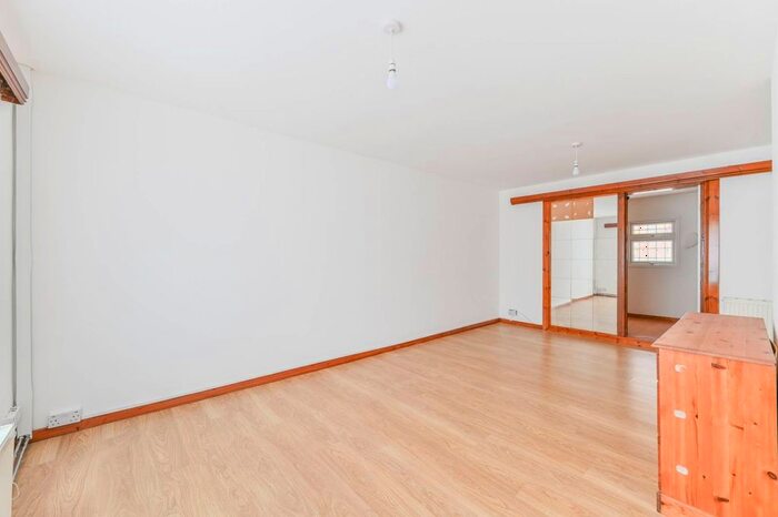 3 Bedroom Semi-detached House To Rent In Ivydene Close, Sutton, SM1