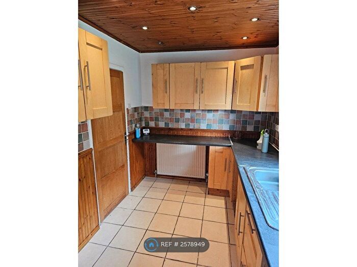2 Bedroom Flat To Rent In Birchinlee Avenue, Royton, Oldham, OL2