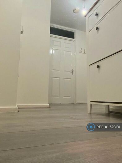 2 Bedroom Flat To Rent In Pursers Court, Slough, SL2