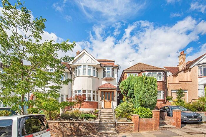 3 Bedroom Flat To Rent In Highland Avenue, Hanwell, W7