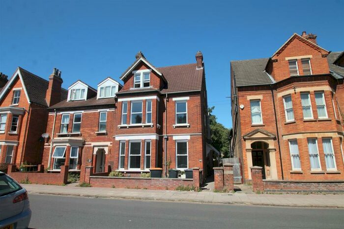 1 Bedroom Flat To Rent In Castle Road, Bedford, MK40