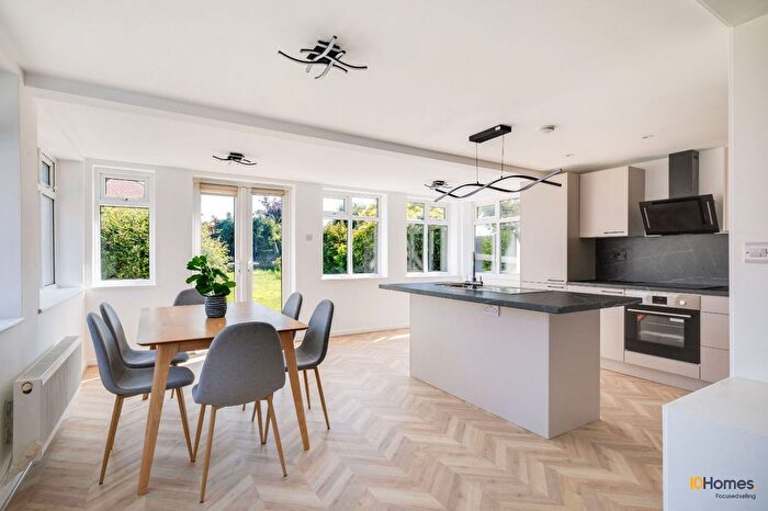 4 Bedroom Semi-Detached House For Sale In Sunnyfield Road, Manchester, M25
