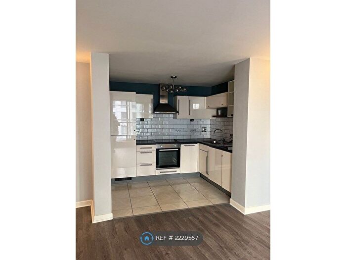 2 Bedroom Flat To Rent In Mercury Gardens, Romford, RM1